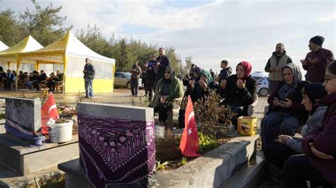 Gaziantep’te deprem mezarlığında duygusal anlars